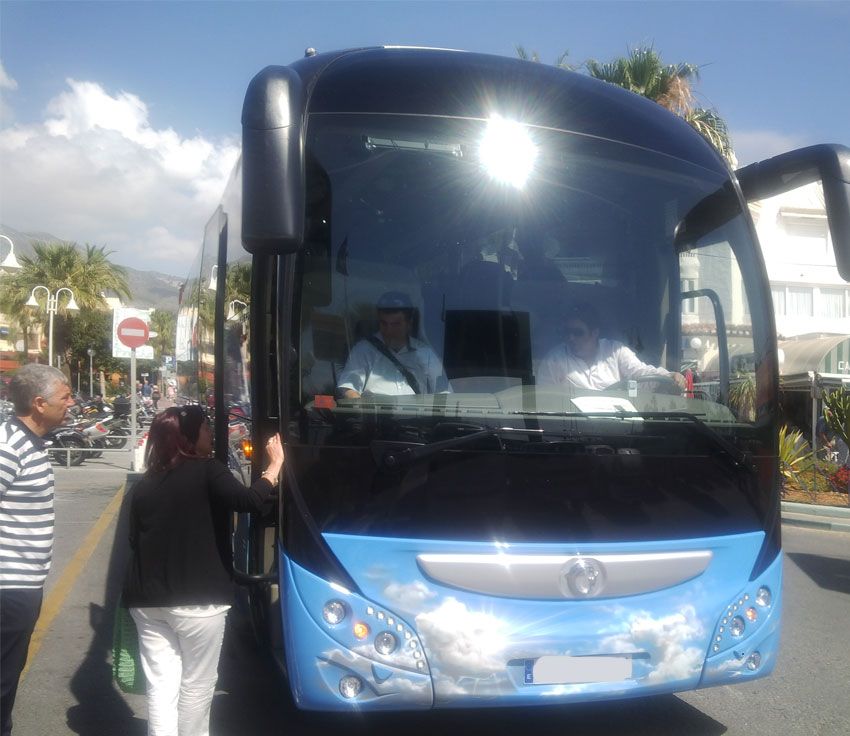 Autocares Paco Campos bus con dos conductores