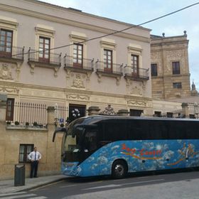 Autocares Paco Campos bus azul esperando pasajeros